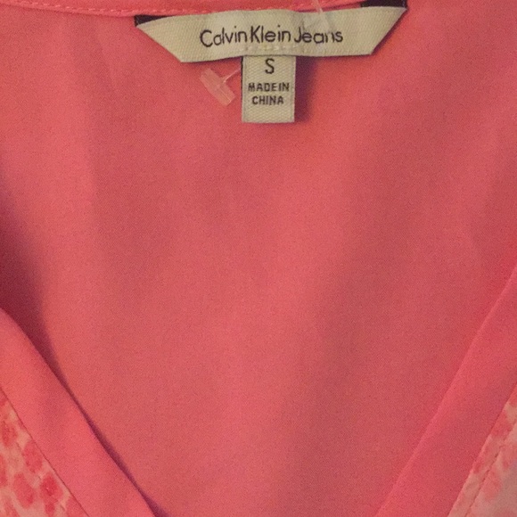 Coral v-neck top - Picture 2 of 3